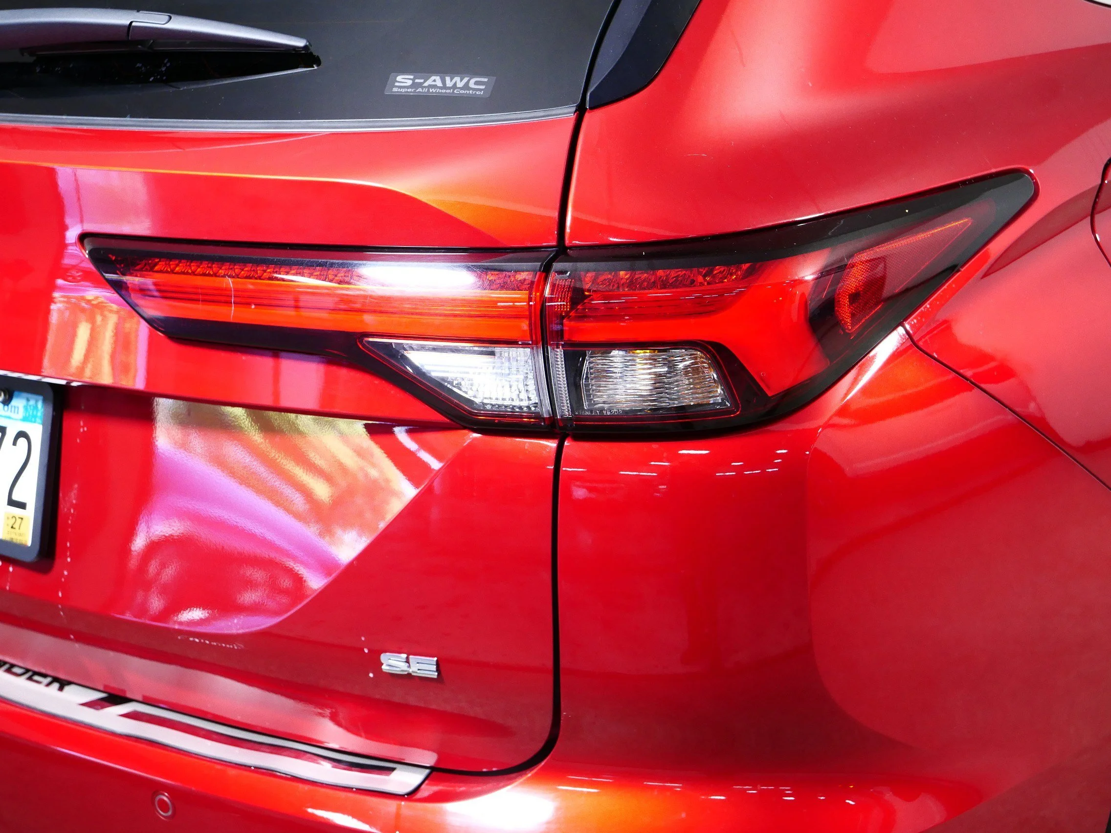 Used 2022 Red Diamond Mitsubishi SE image 17