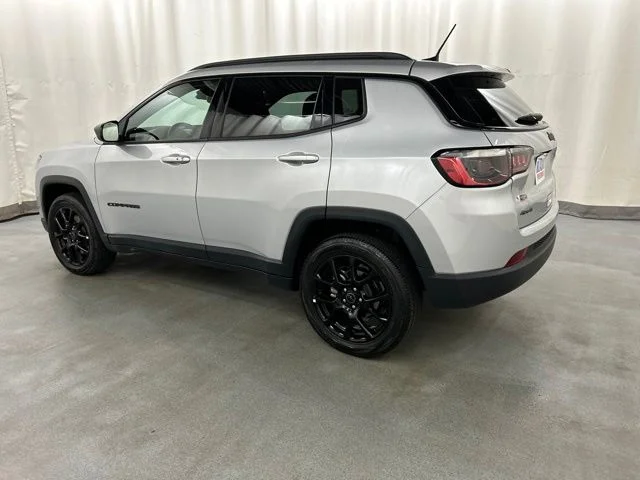 Used 2025 Silver Jeep Latitude image 3