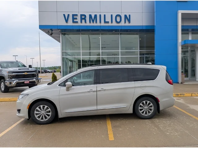 2017 Chrysler Pacifica Touring-L's photo