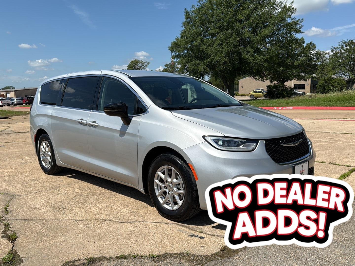 2024 Chrysler Pacifica Touring L's photo