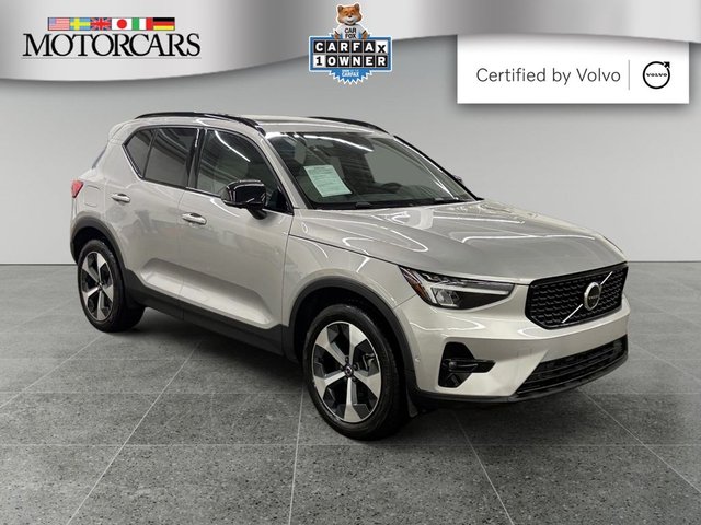 2023 Volvo XC40 B5 Plus Dark Theme