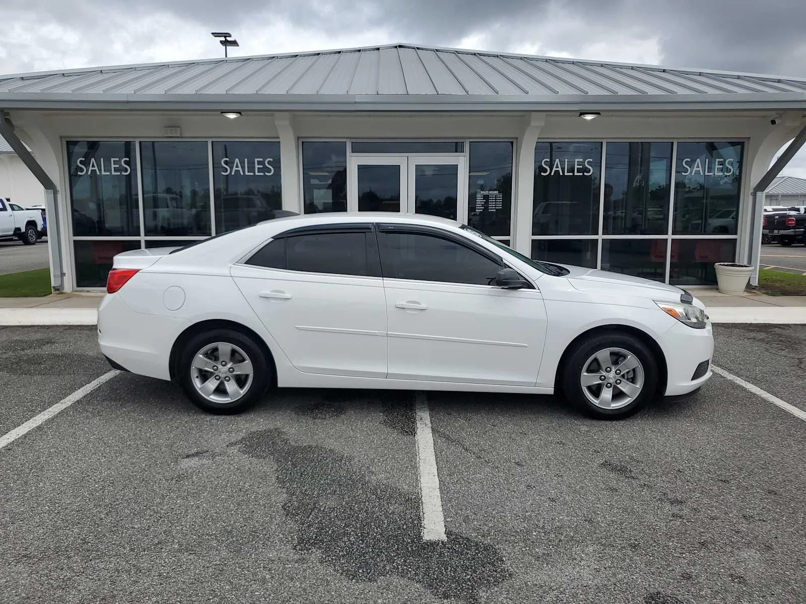 Used 2015 SUMMIT WHITE Chevrolet LS image 7