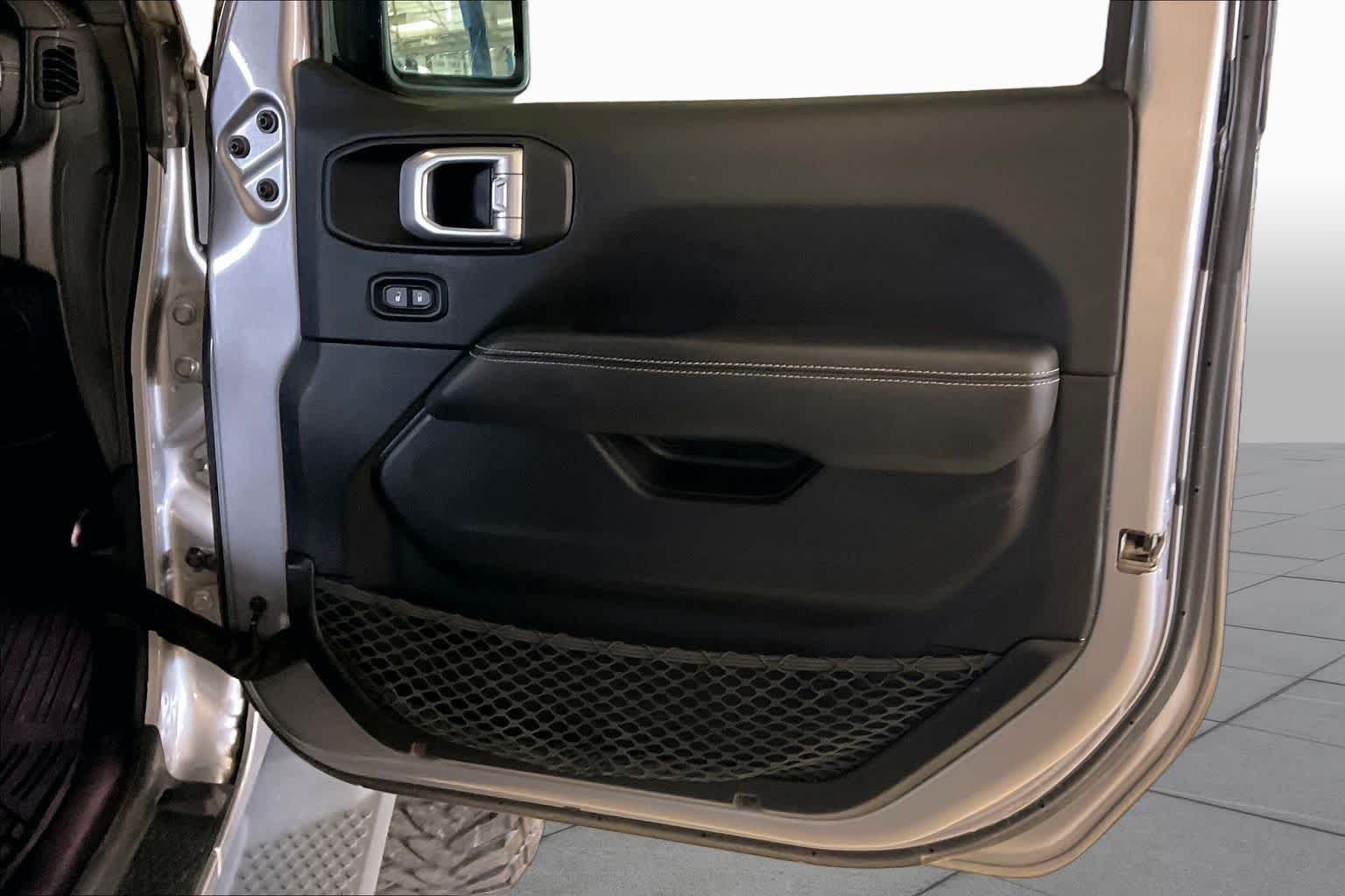 Used 2019 Billet Silver Metallic Clearcoat Jeep Sahara image 21