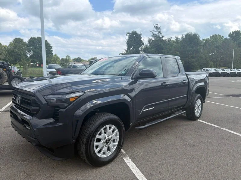 Used 2024  Toyota SR5 image 7