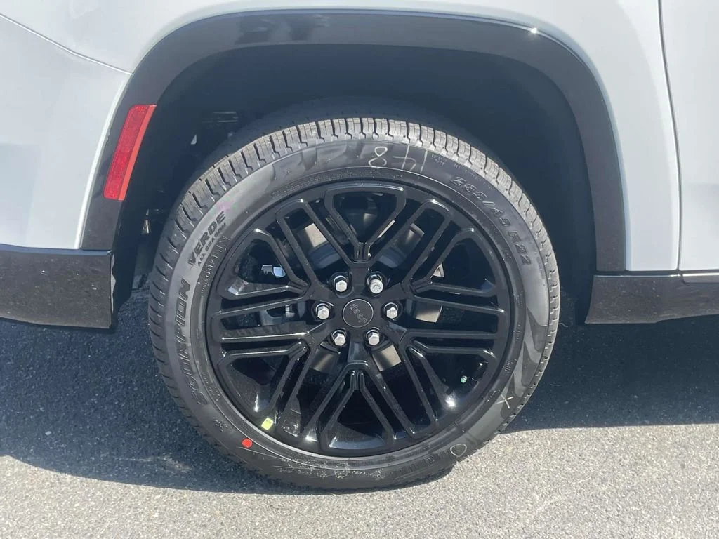 New 2026 Bright White Clear-Coat Exterior Paint Jeep Limited Reserve image 13