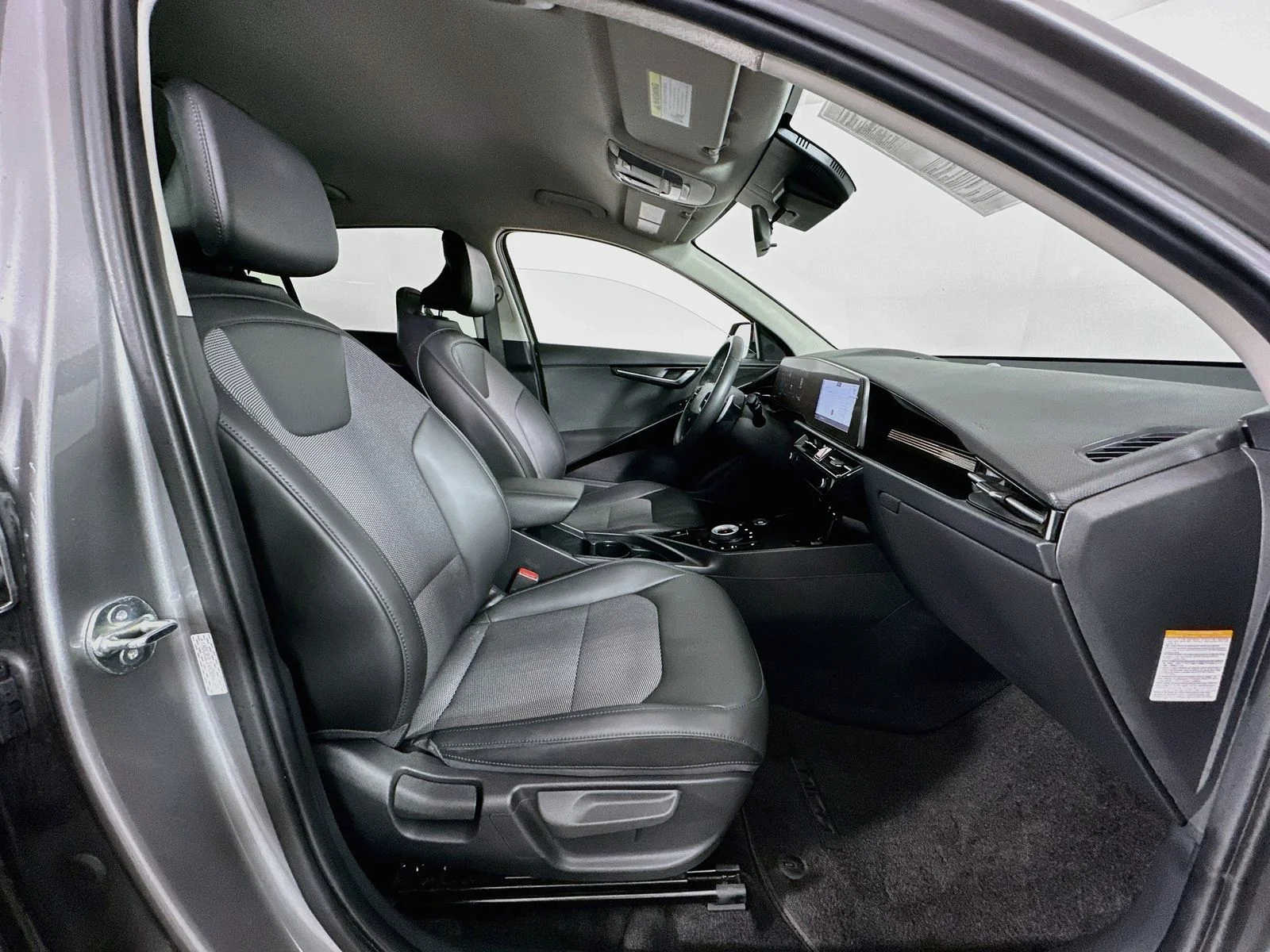 Used 2024 Steel Gray Kia Wind image 28