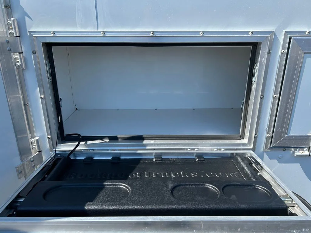 New 2025 Bright White Clear-Coat Exterior Paint RAM Low Roof image 16