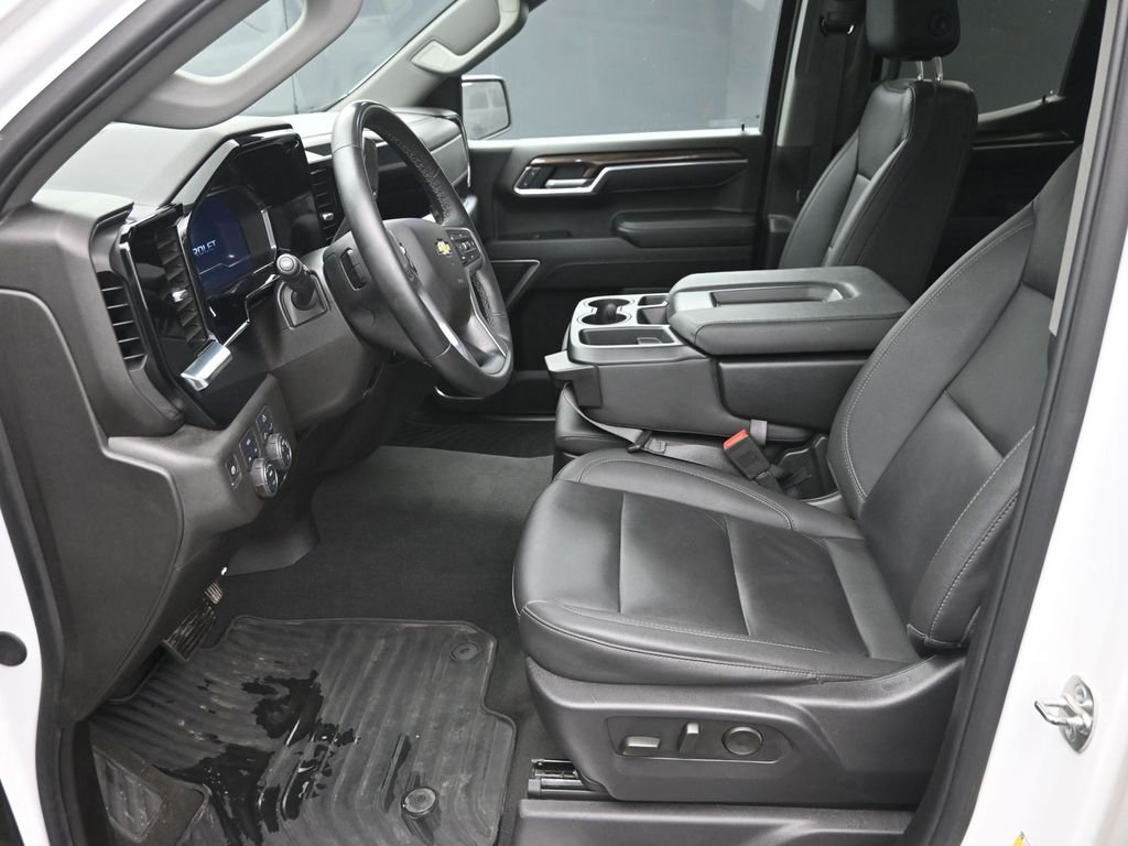 Used 2025 White Chevrolet LT image 16