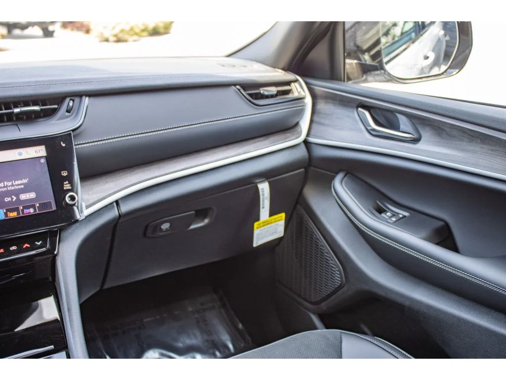 New 2026 Silver Zynith Exterior Paint Jeep Laredo Altitude image 57