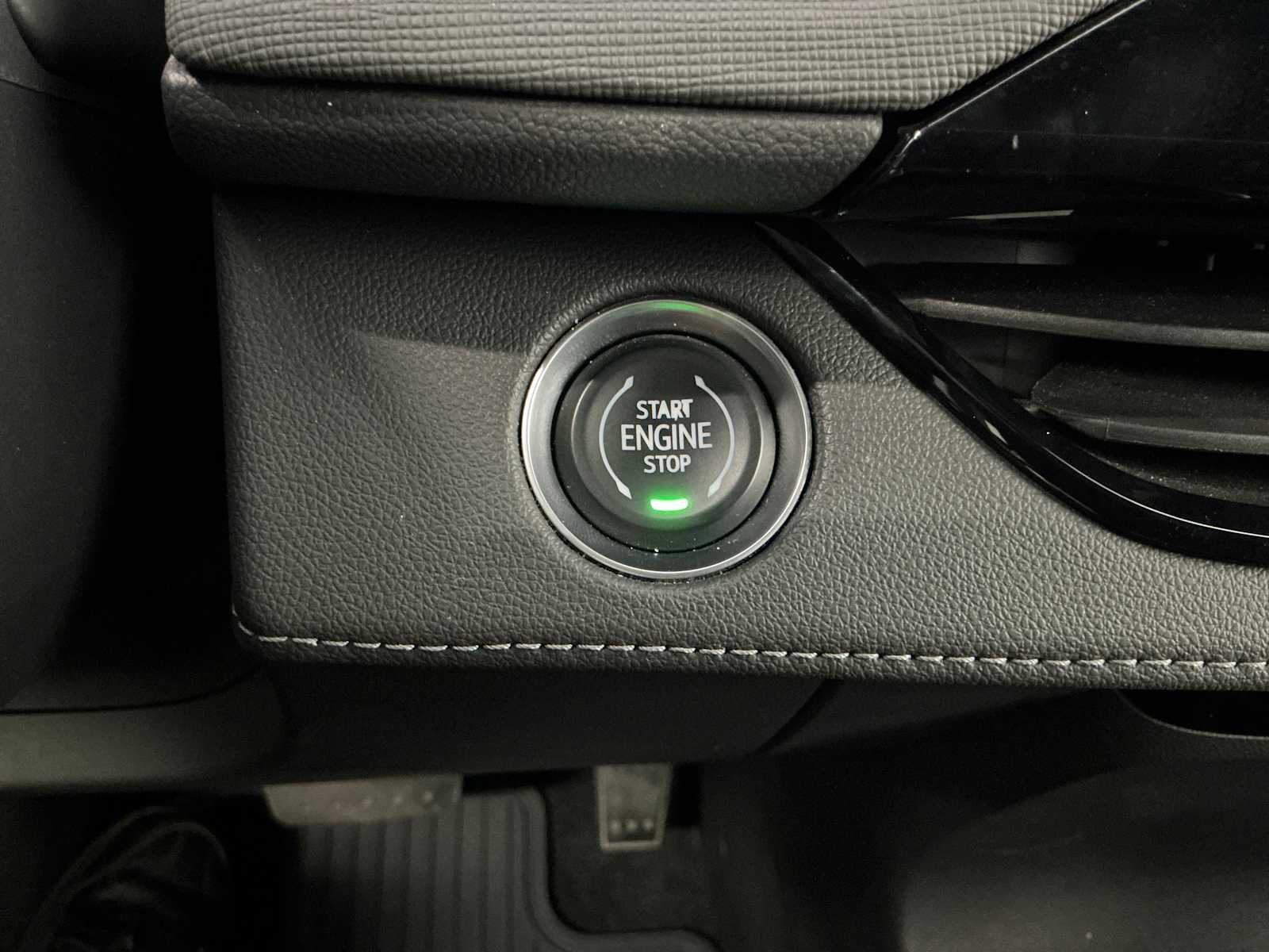 Used 2025 White Frost Tricoat Buick Sport Touring image 17