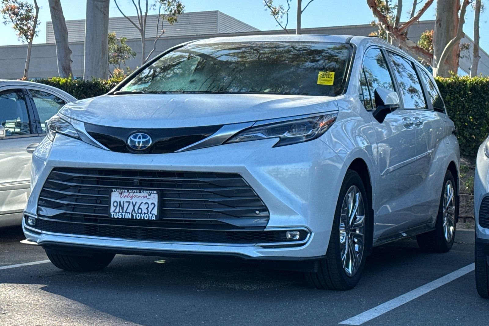 2024 Toyota Sienna Platinum 7-Passenger Hybrid FWD's photo