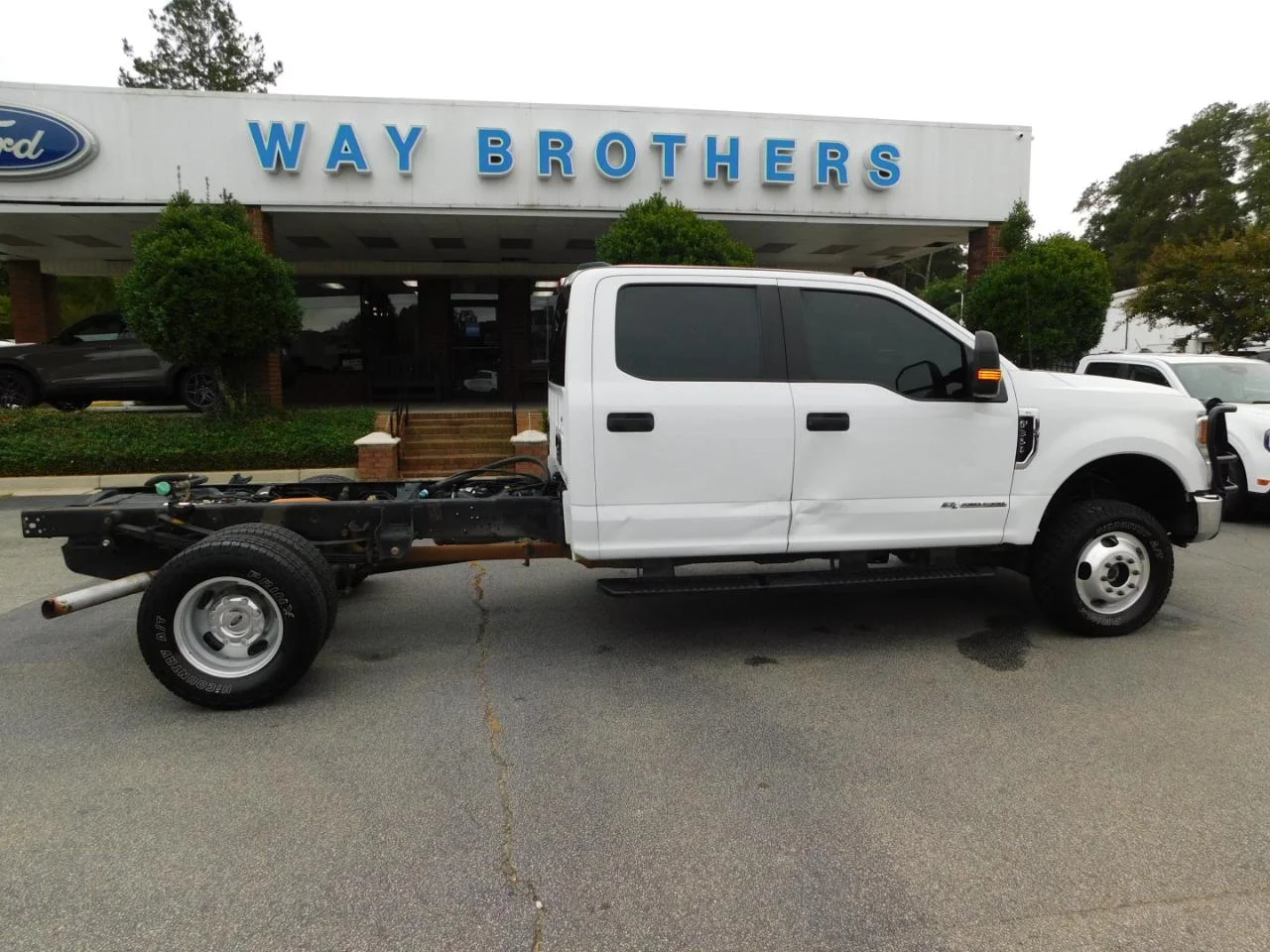 Used 2022 White Ford XL 4WD Crew Cab 179 in WB 60 in CA image 1