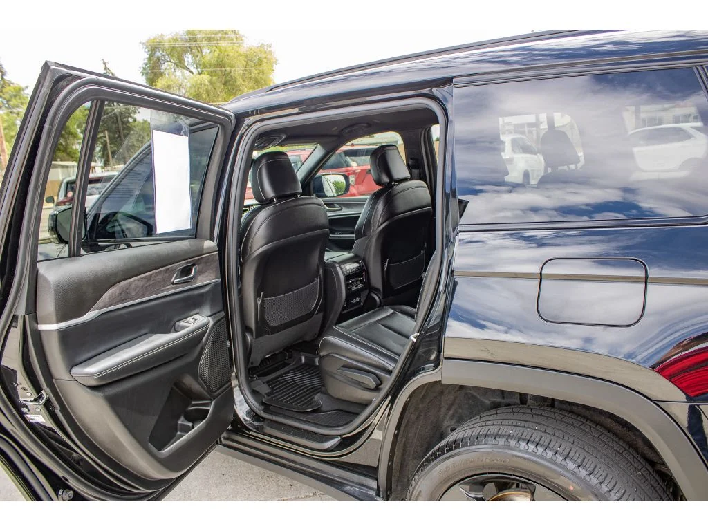 Used 2024 Diamond Black Crystal Pearlcoat Jeep Limited image 17