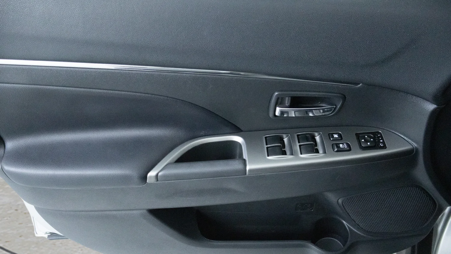 Used 2024 Silver Mitsubishi S image 23