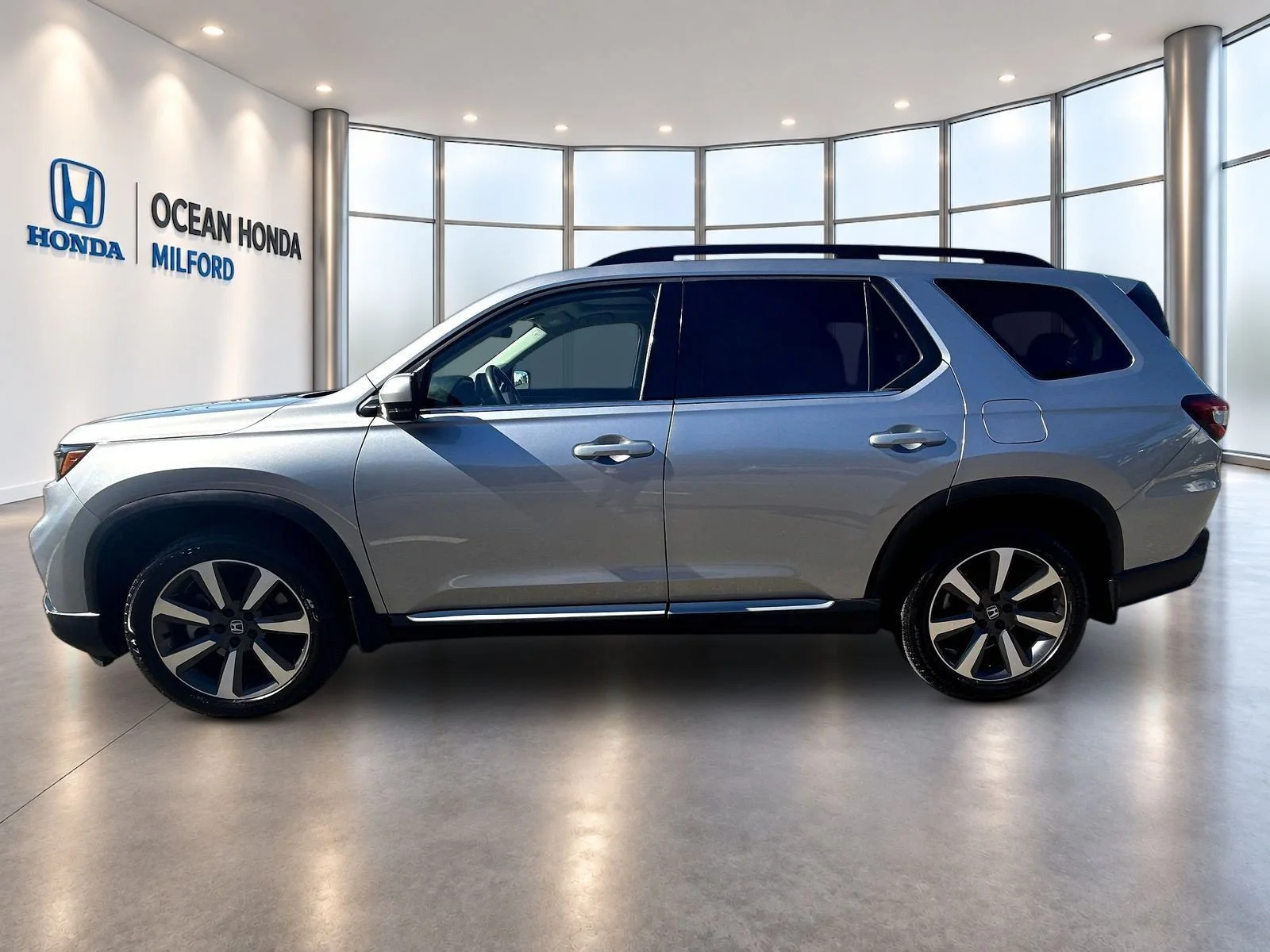 Used 2024 Lunar Silver Metallic Honda Touring image 9