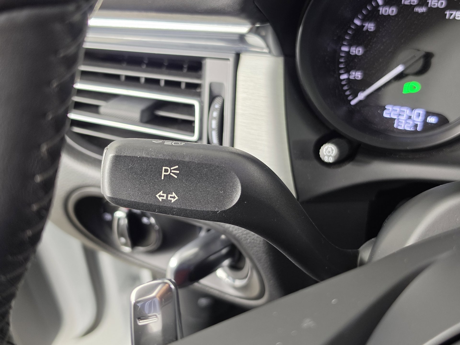 2025 Porsche Macan T - Photo 16