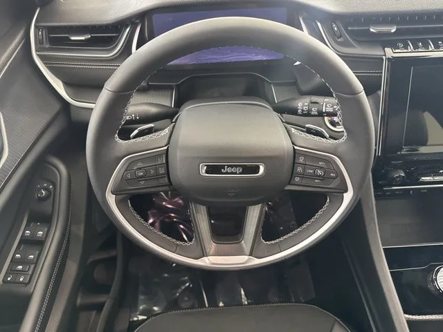 Used 2025 Silver Jeep Altitude image 28