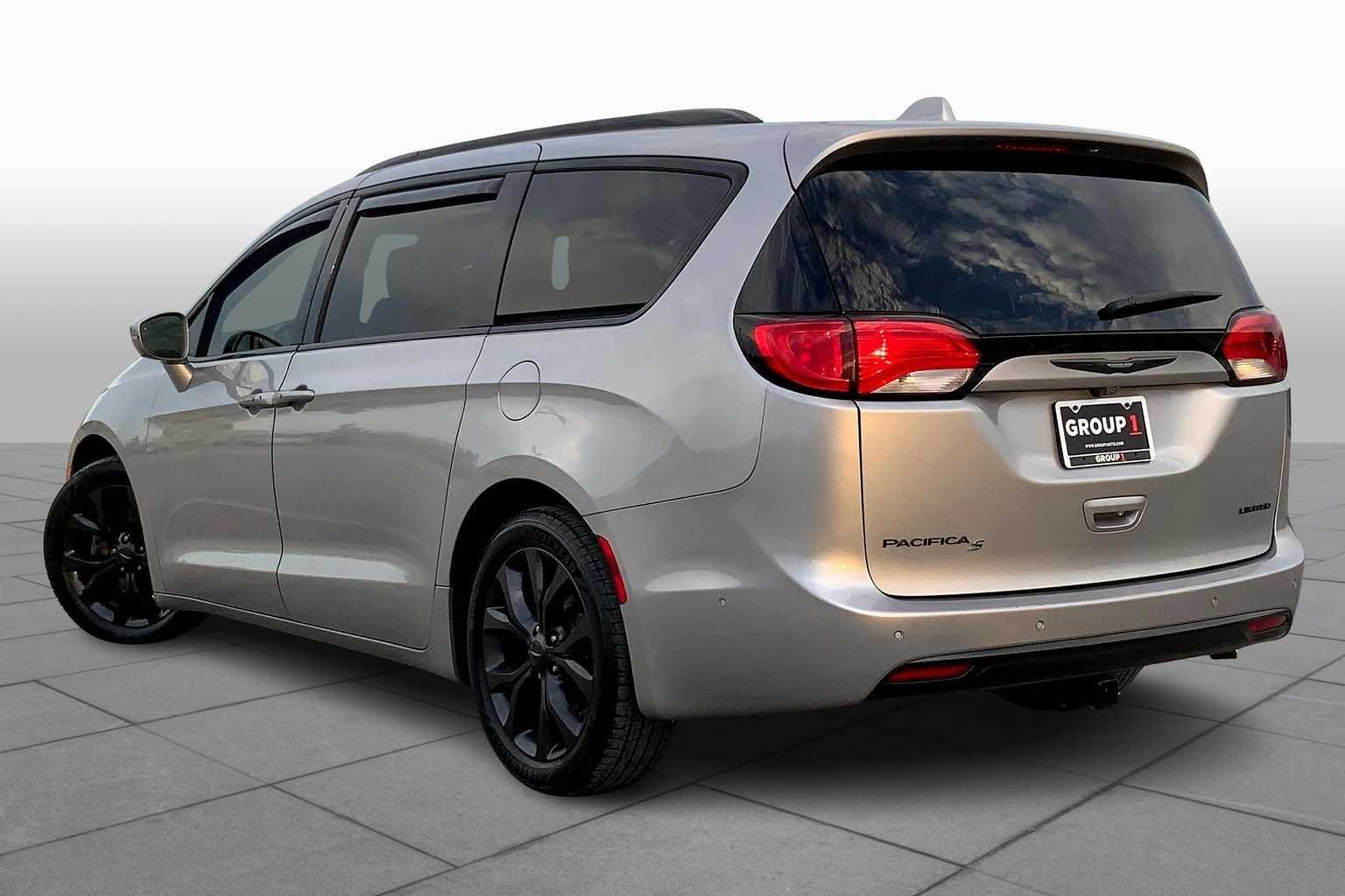 Used 2019 Billet Silver Metallic Clearcoat Chrysler Limited image 12