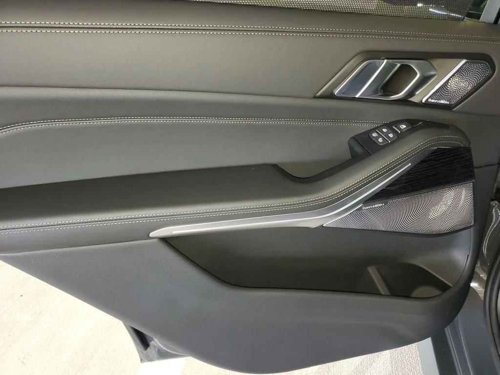 New 2027 Dravit Grey Metallic BMW M60i image 9