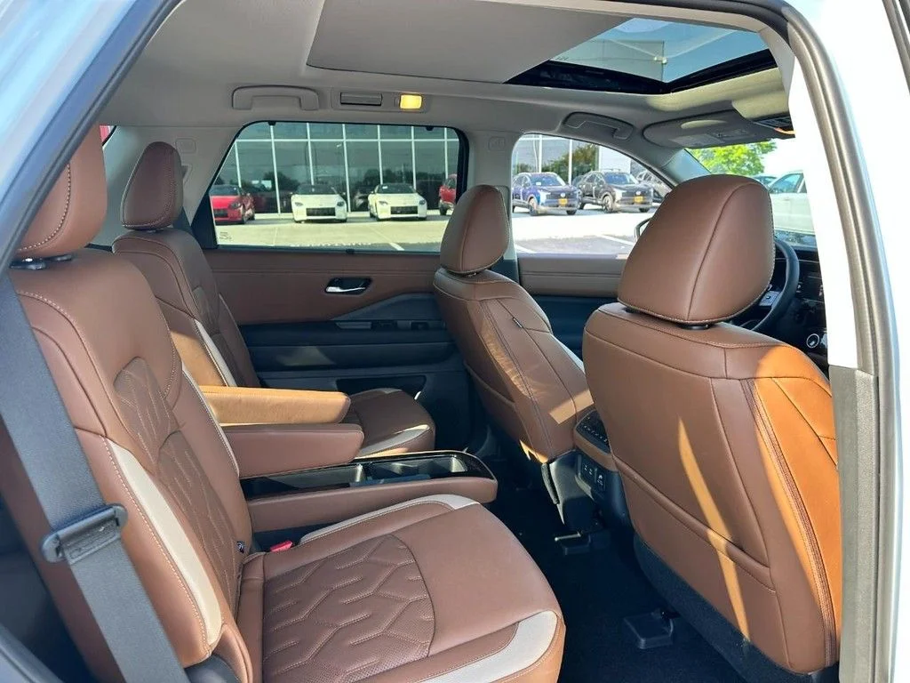 New 2026 Everest White Pearl TriCoat / Super Black Two-tone Nissan Platinum image 4