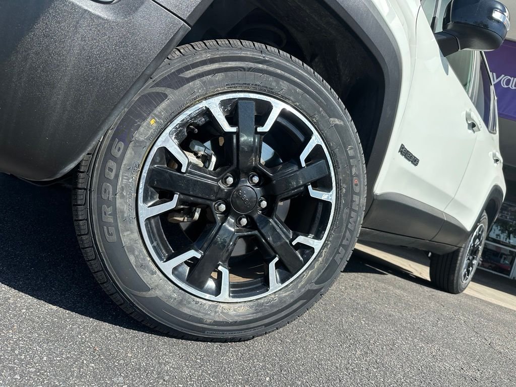 Used 2023 White Jeep Latitude image 3