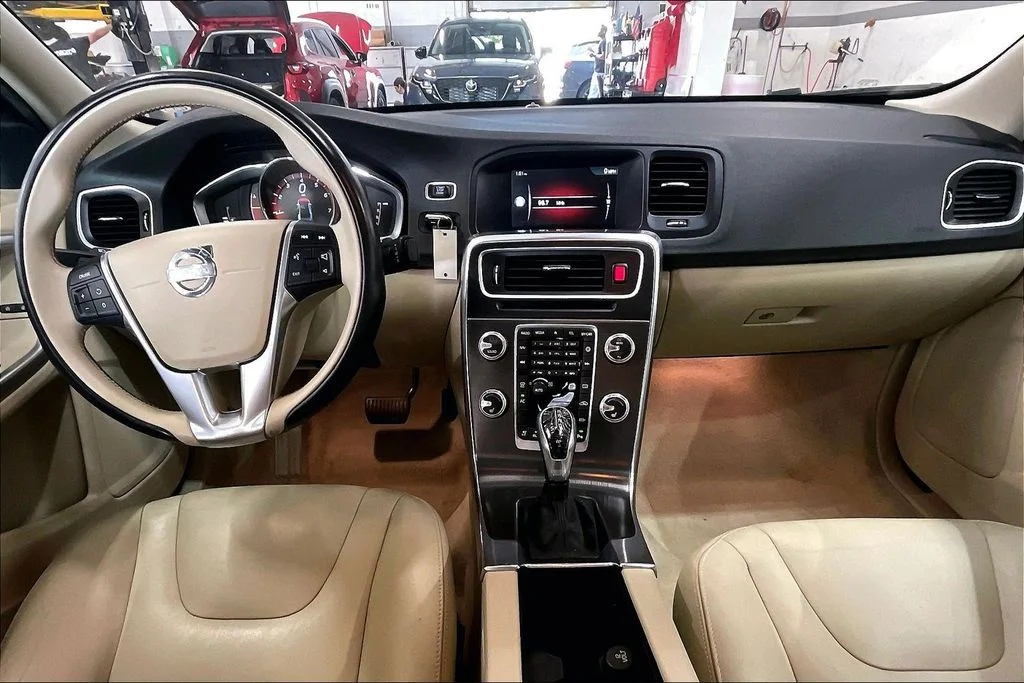 Used 2015 Blue Volvo T5 Premier image 15