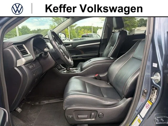Used 2018 Blue Toyota XLE image 12