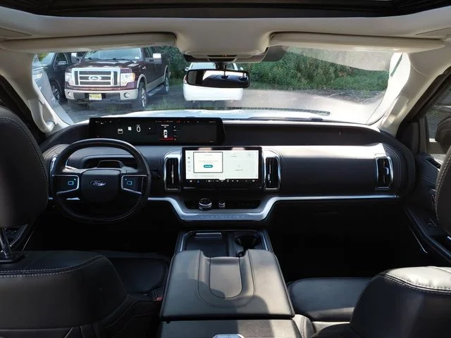 Used 2025  Ford Platinum image 21