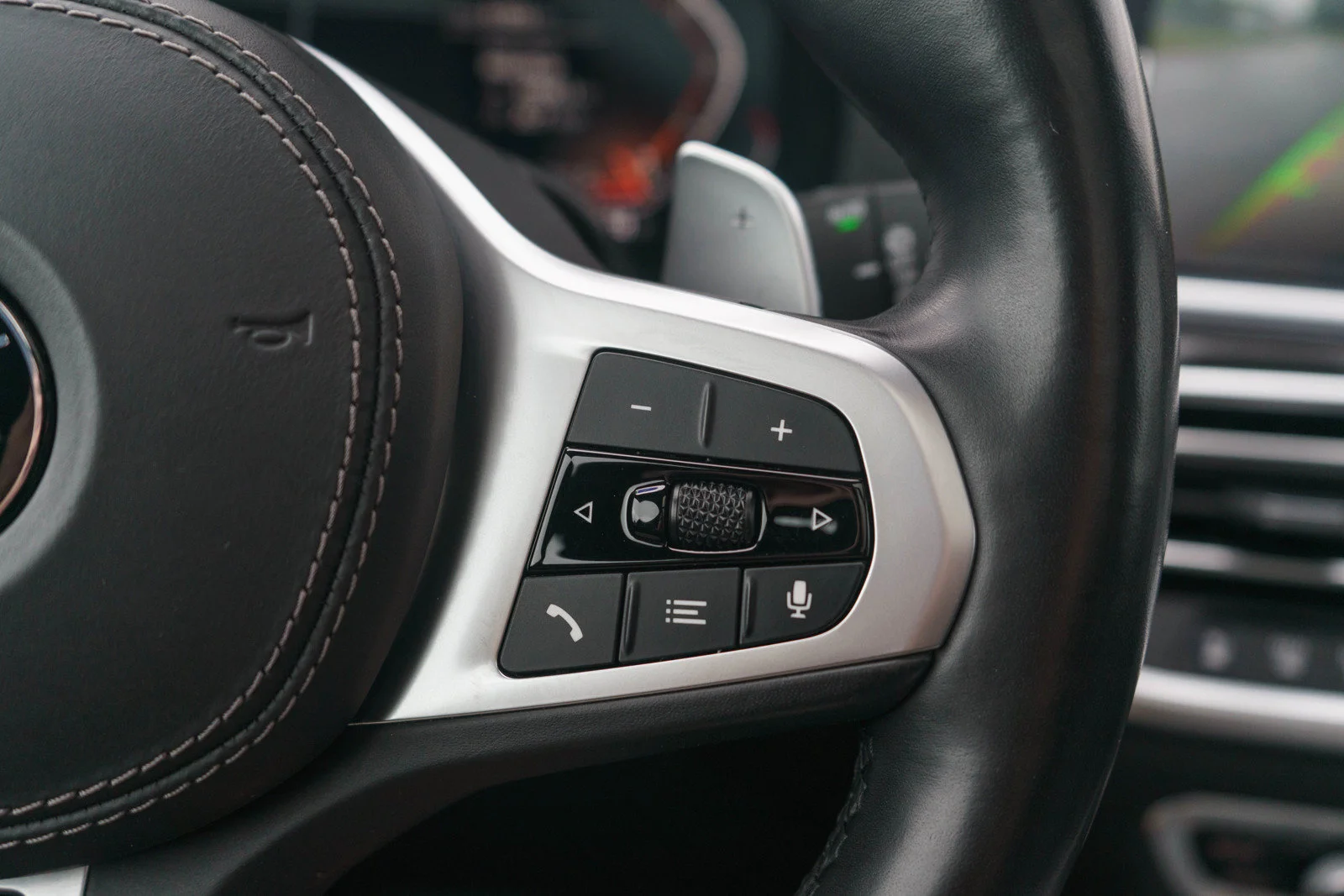 Used 2020 Carbon Black Metallic BMW xDrive40i image 25