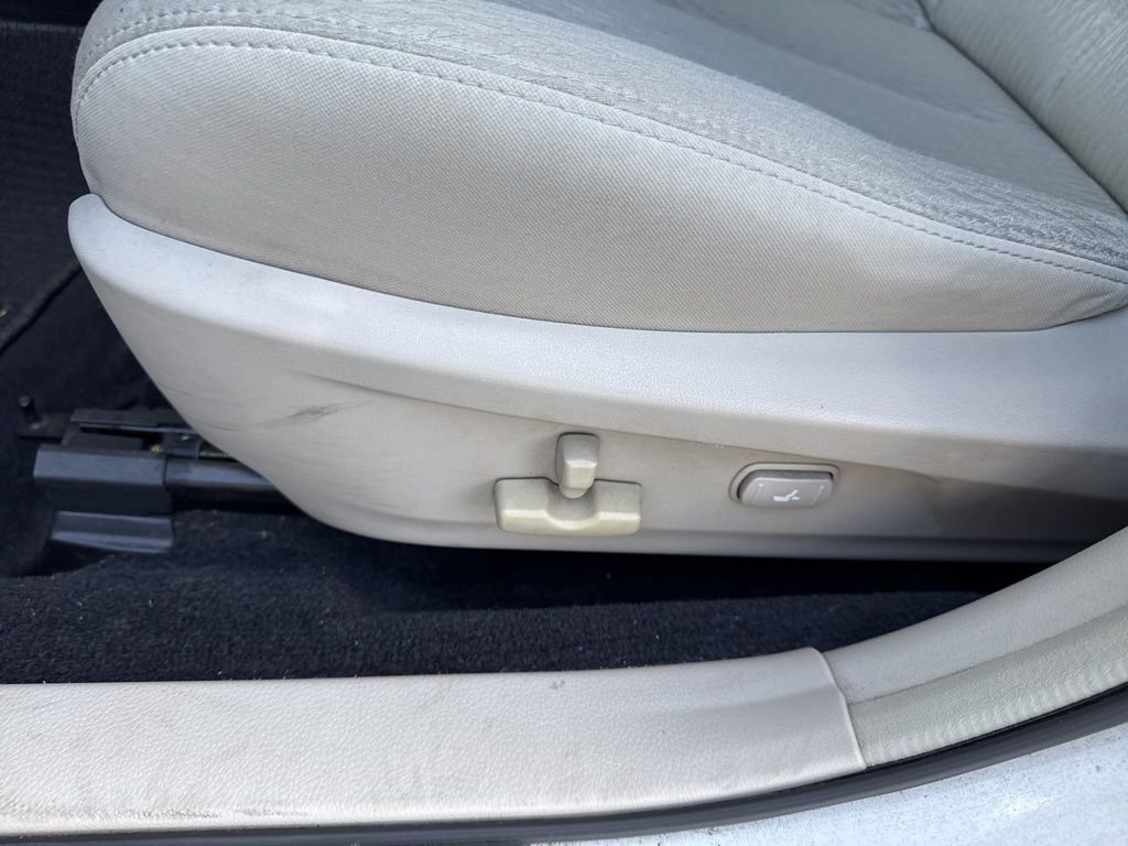 Used 2010 White Subaru 2.5i Premium image 13