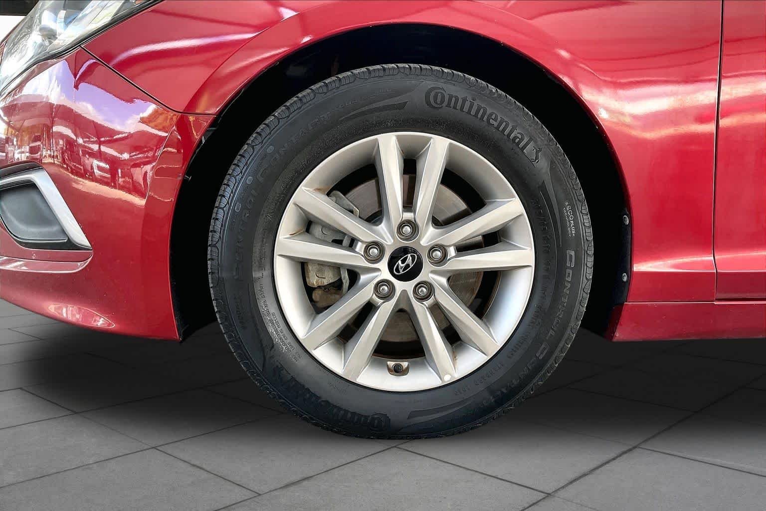 Used 2016 Venetian Red Hyundai 2.4L SE image 11