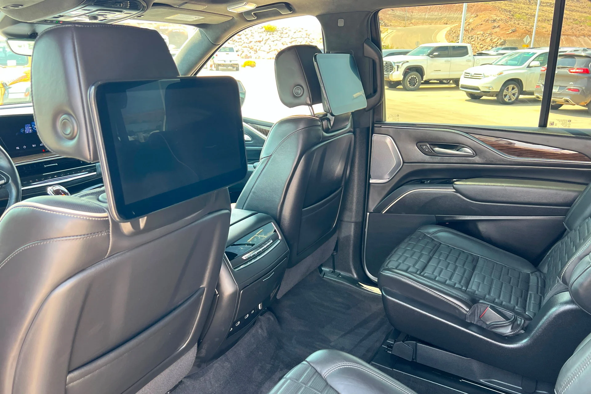 Used 2024 Crystal White Tricoat Cadillac Sport Platinum image 20