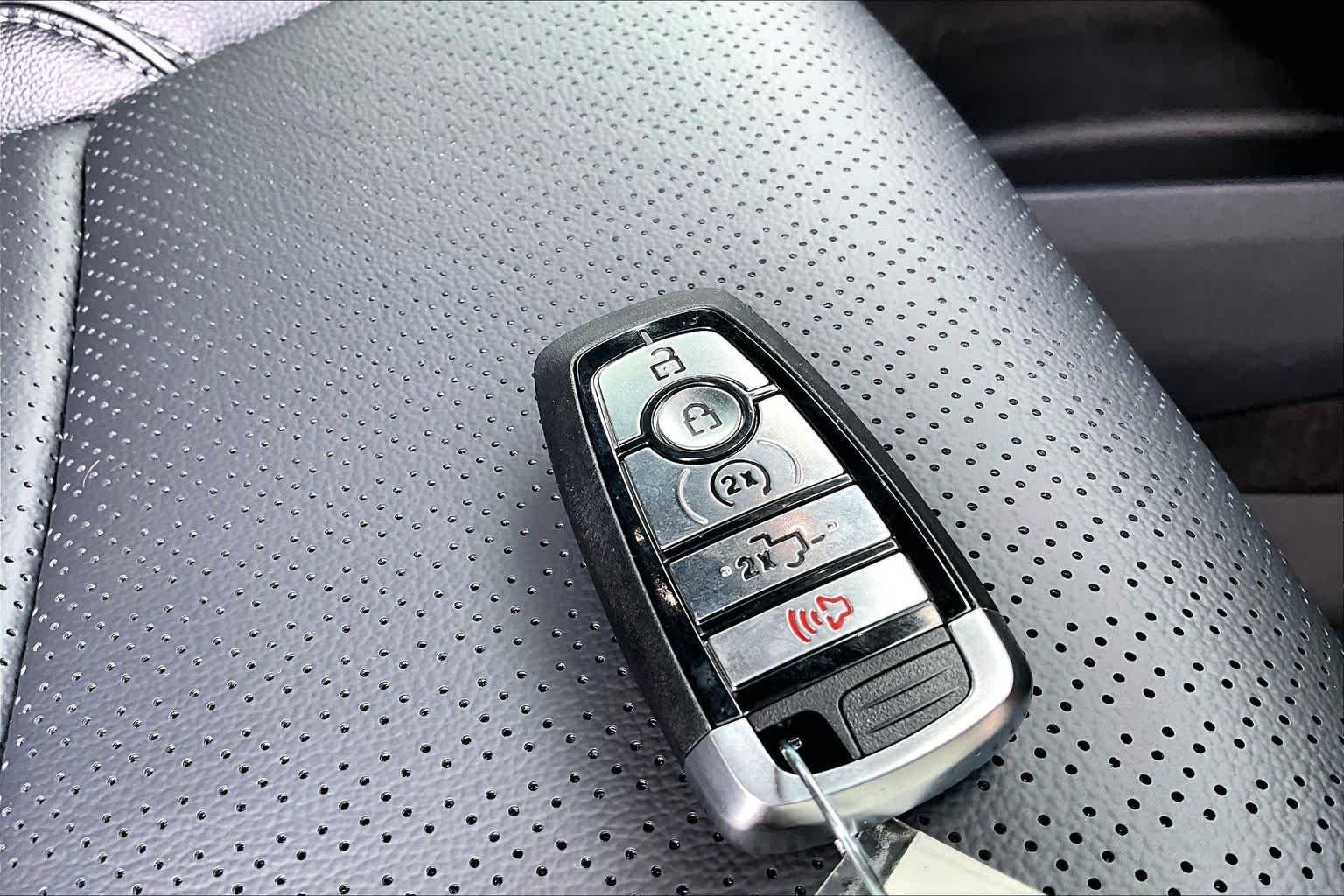 Used 2025 Oxford White Ford LARIAT image 17