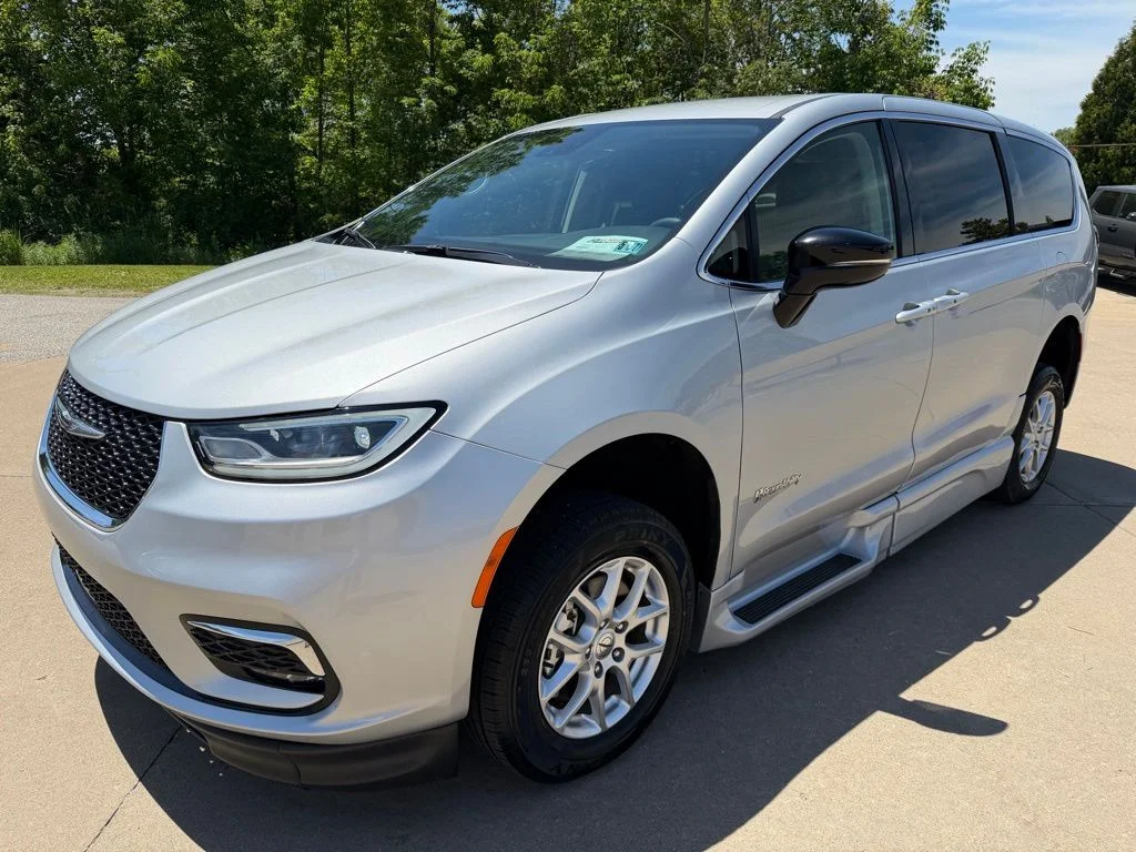 2024 Chrysler Pacifica Touring L's photo