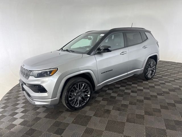 Used 2022 Silver Jeep Limited image 3