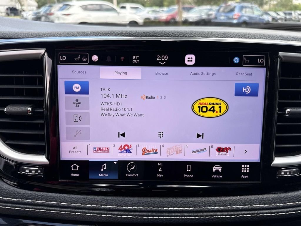 Used 2022 Red Chrysler Touring L image 31