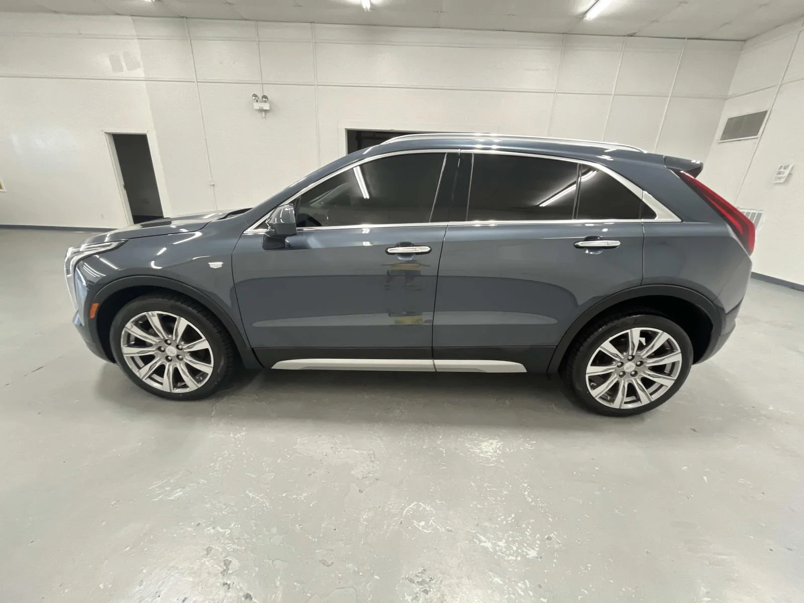 Used 2019 SHADOW METALLIC Cadillac FWD Premium Luxury image 5