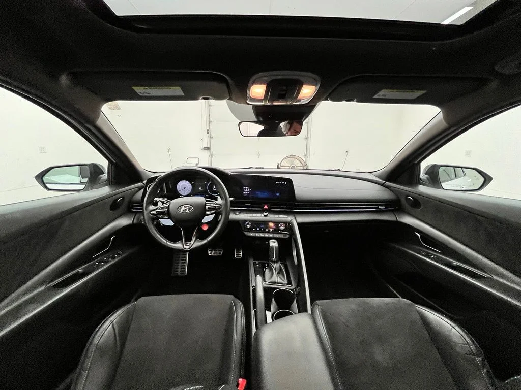 Used 2022 White Hyundai Base image 3