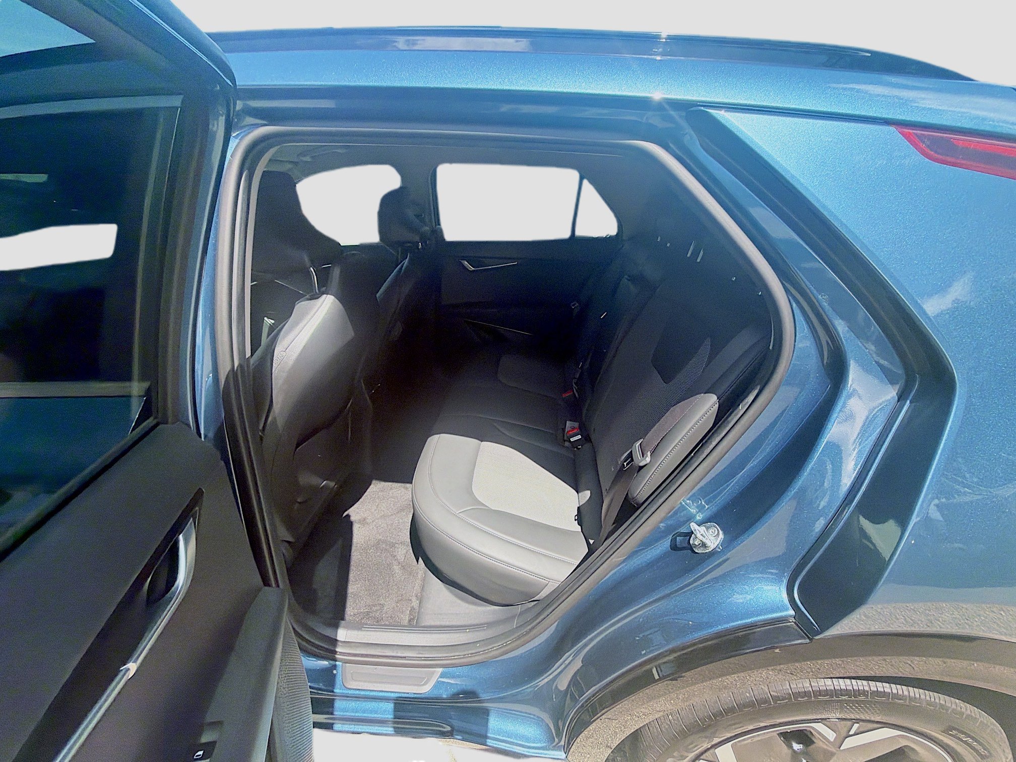 Used 2024 Mineral Blue Kia Wind image 21
