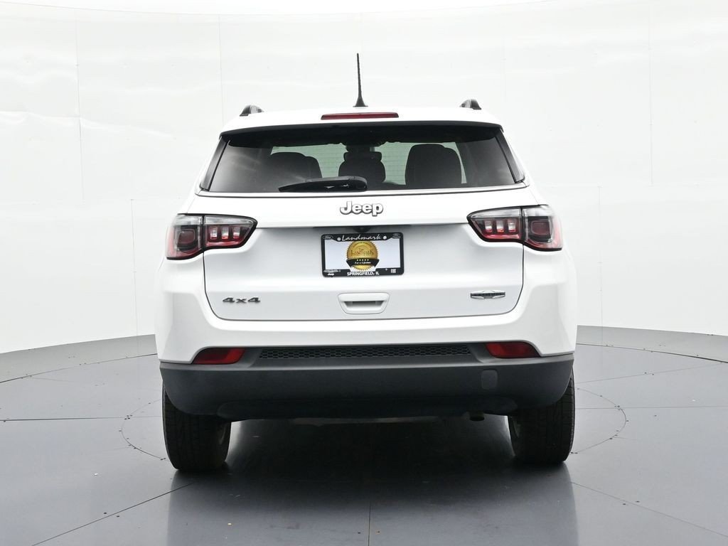 Used 2022 Bright White Clearcoat Jeep Latitude image 7