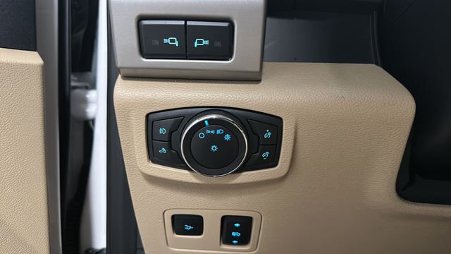 Used 2019 White Platinum Clearcoat Metallic Ford Lariat image 35