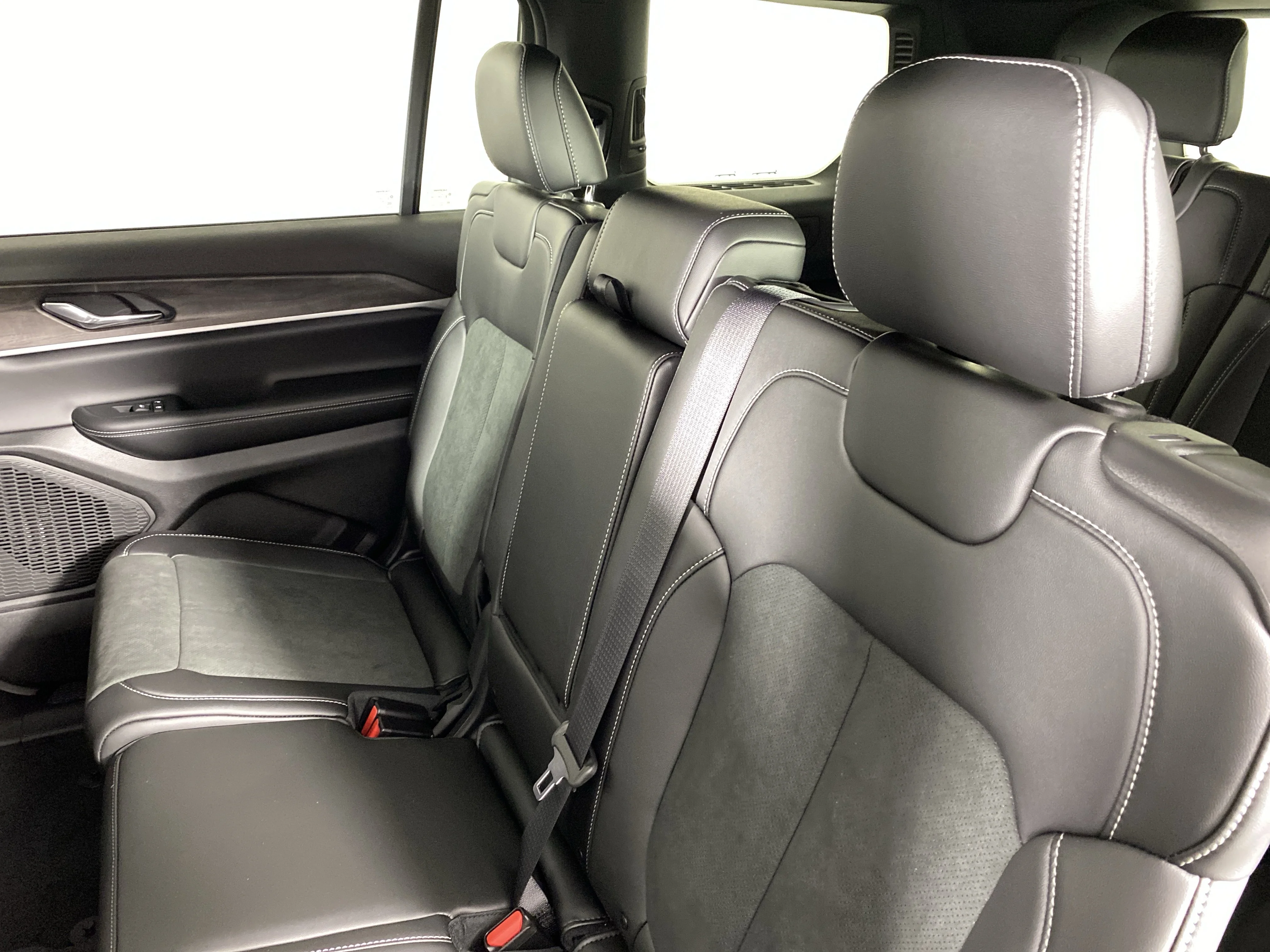 New 2026 Diamond Black Crystal Pearl-Coat Exterior Paint Jeep Laredo image 30