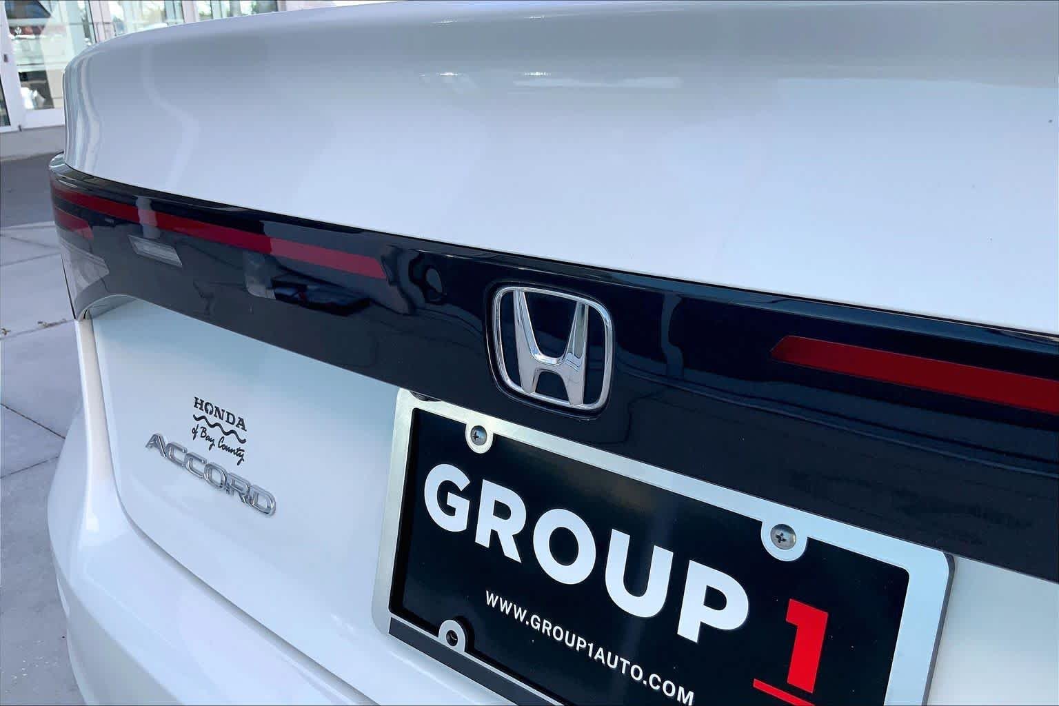 Used 2025 Platinum White Pearl Honda SE image 33