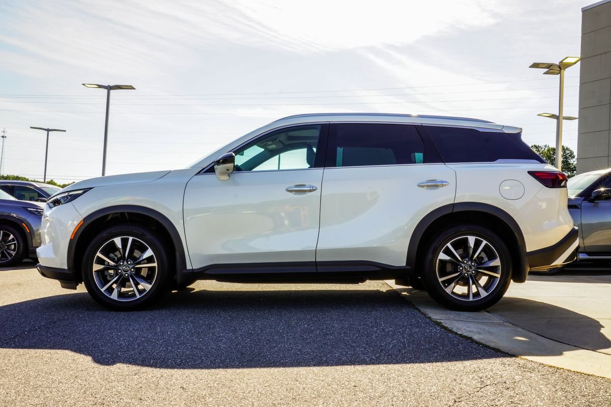 Used 2025 White INFINITI LUXE image 9