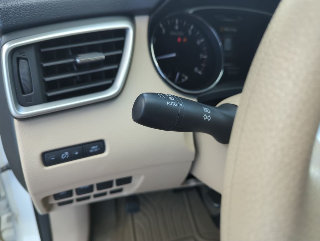 Used 2015 White Nissan SV image 21