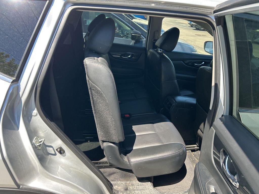 Used 2019 Silver Nissan SL image 12