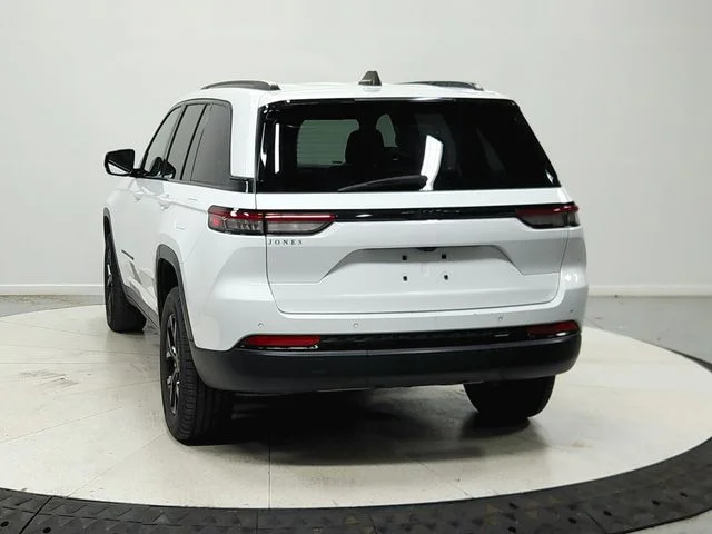 Used 2024 White Jeep Altitude image 7