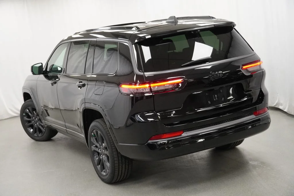 New 2026 Diamond Black Crystal Pearl-Coat Exterior Paint Jeep Limited image 11
