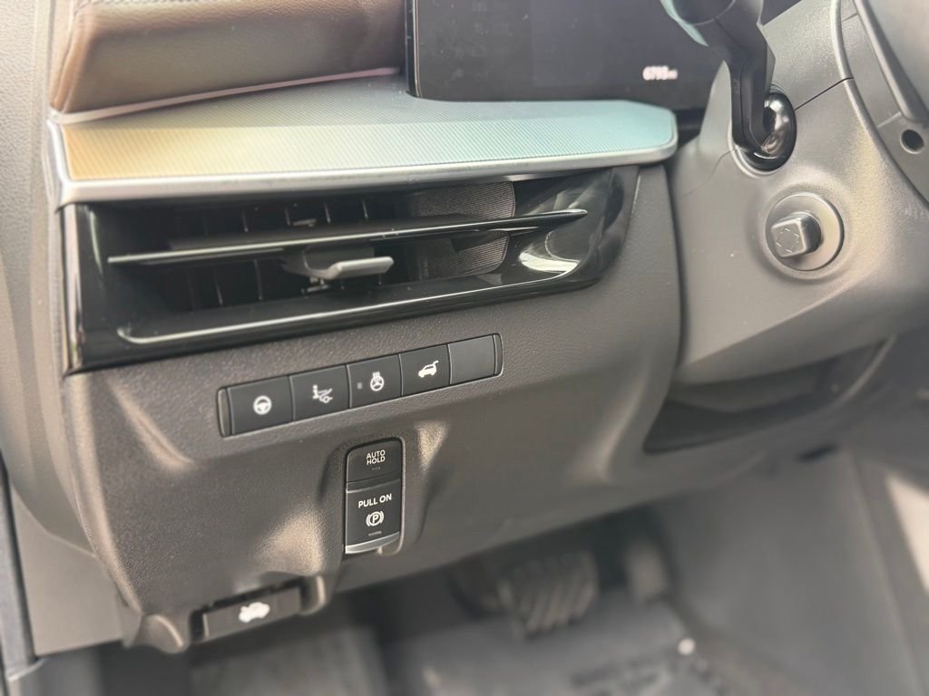 Certified Used 2025 Gold Nissan Platinum image 18