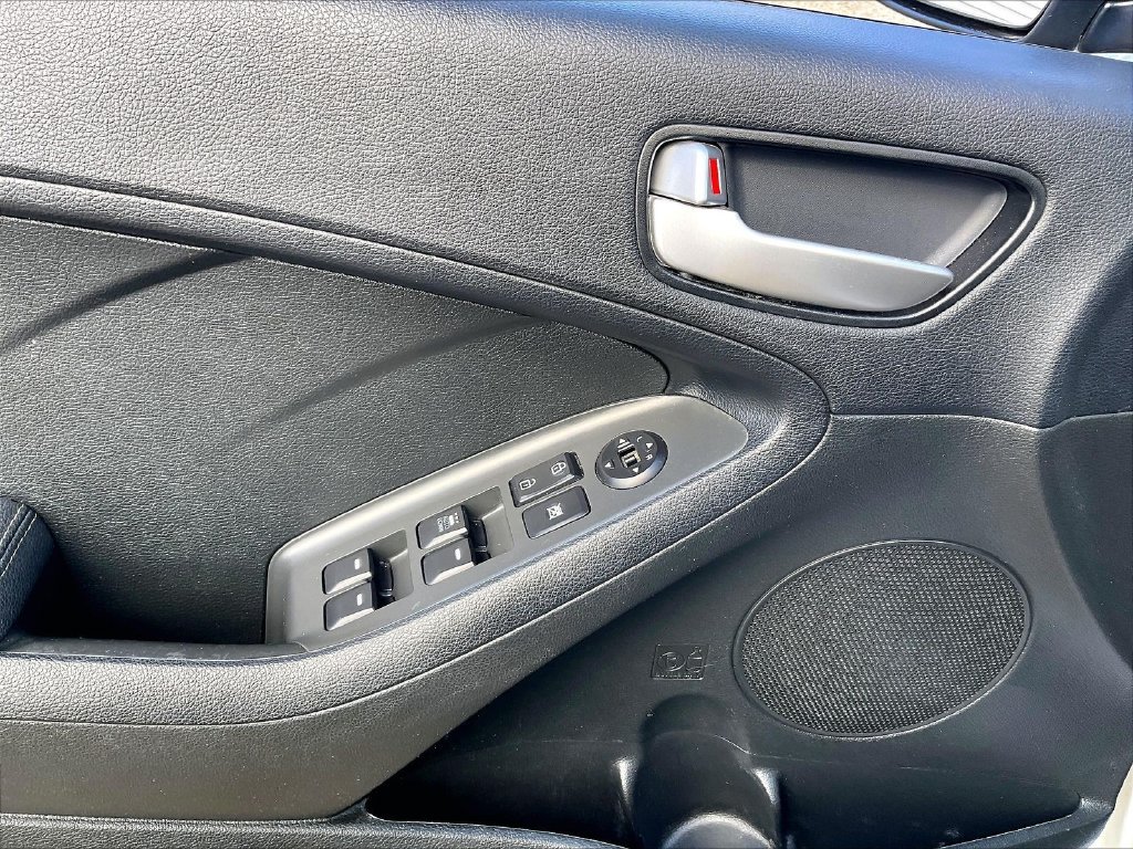 Used 2018 Silky Silver Kia LX image 34
